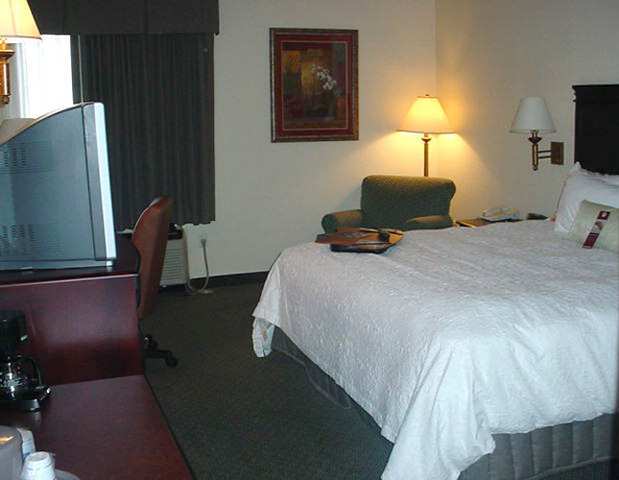 Hampton Inn Kansas City בלו ספרינגס חדר תמונה