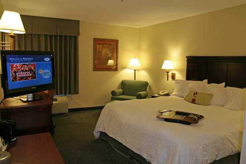 Hampton Inn Kansas City בלו ספרינגס חדר תמונה